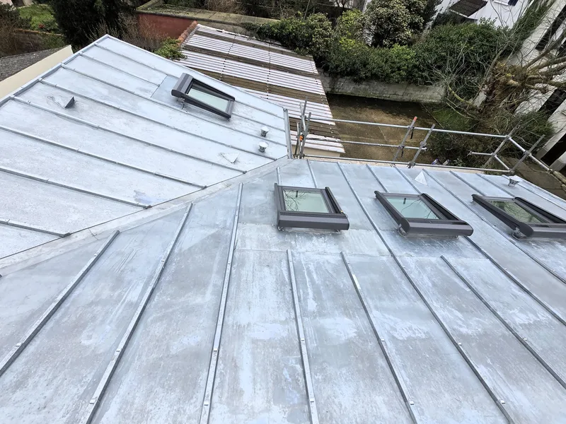 Vue aérienne d'une toiture zinc à tasseaux avec fenêtres de toit à Gagny